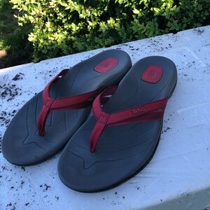 Teva Classic Women’s Red Flip Flops Sport Casual Sandals Size 10.5